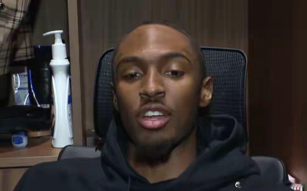 赛后，马克西接受了记者采访，谈到了詹姆斯：我今天还跟他说呢，兄弟你脚一点问题都没