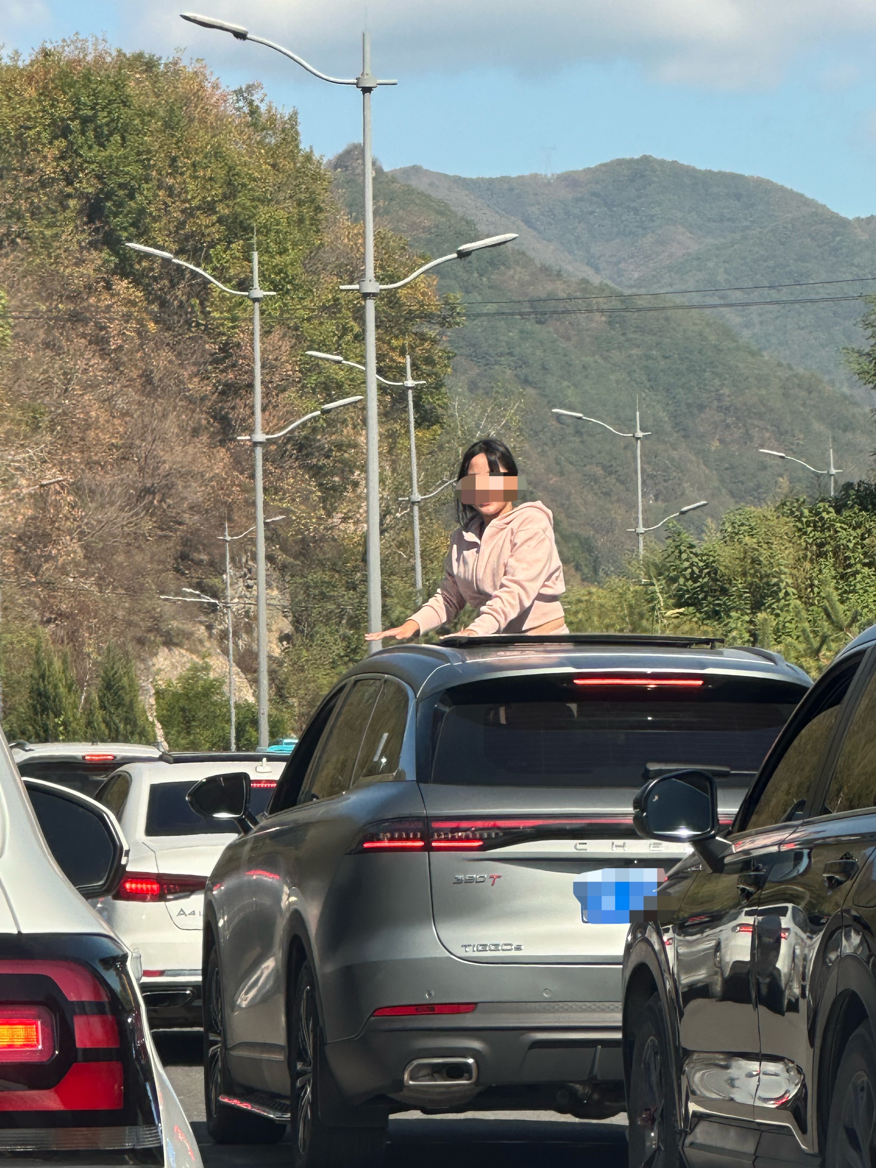 希望这些家长长点心……仪表台上还摆着一个玻璃大天鹅[衰] ​​​