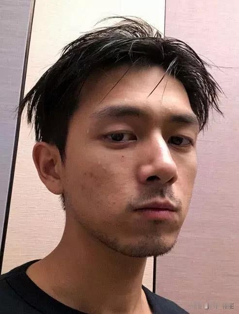 隔着屏幕，都觉得李现这个胡子扎人，请问有多少人想被他扎的？过来排个号！