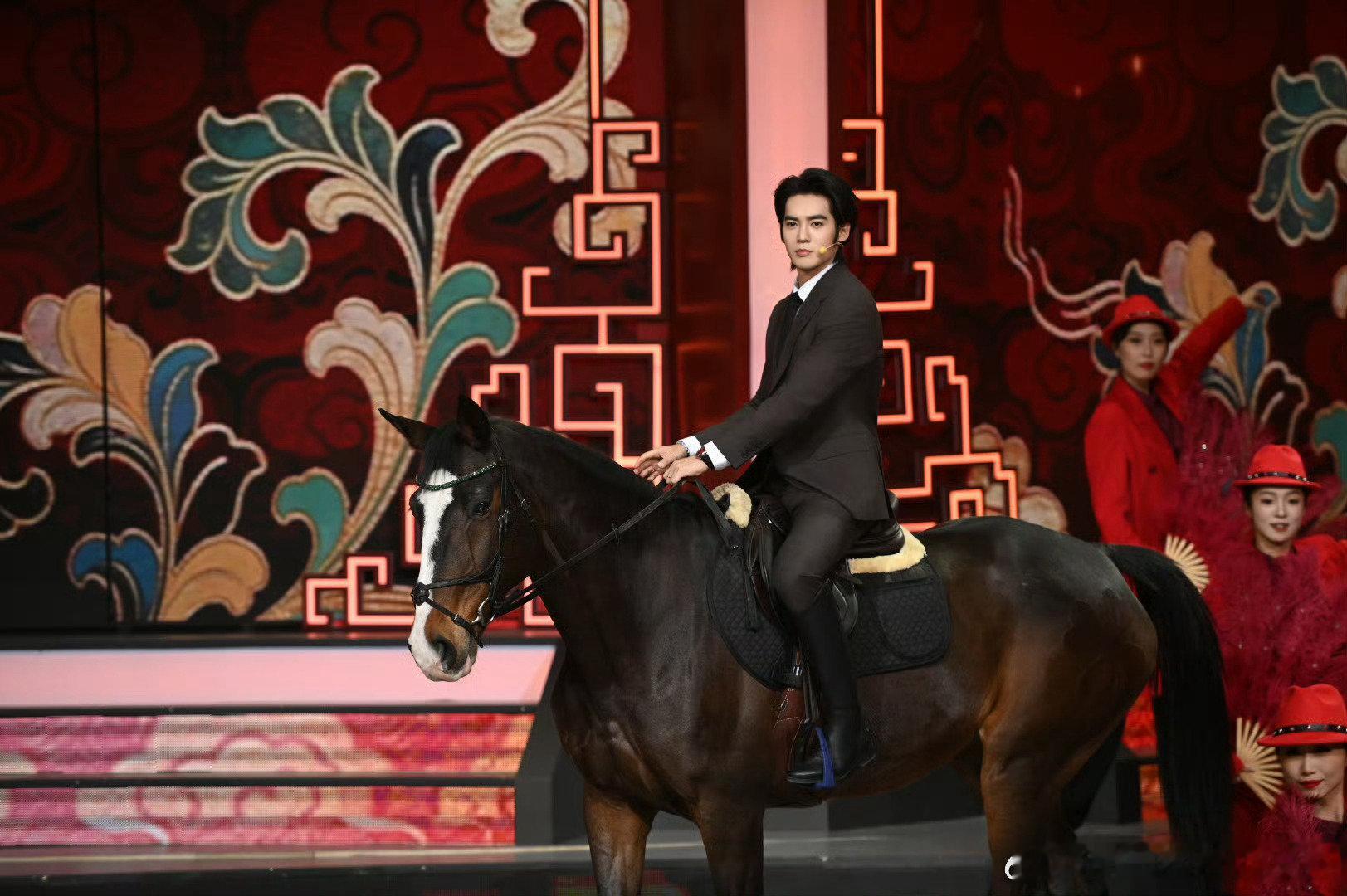 辽宁春晚于适骑马出场 辽宁春晚 平安赢赢好有范儿！和于适同台太有默契了！ 