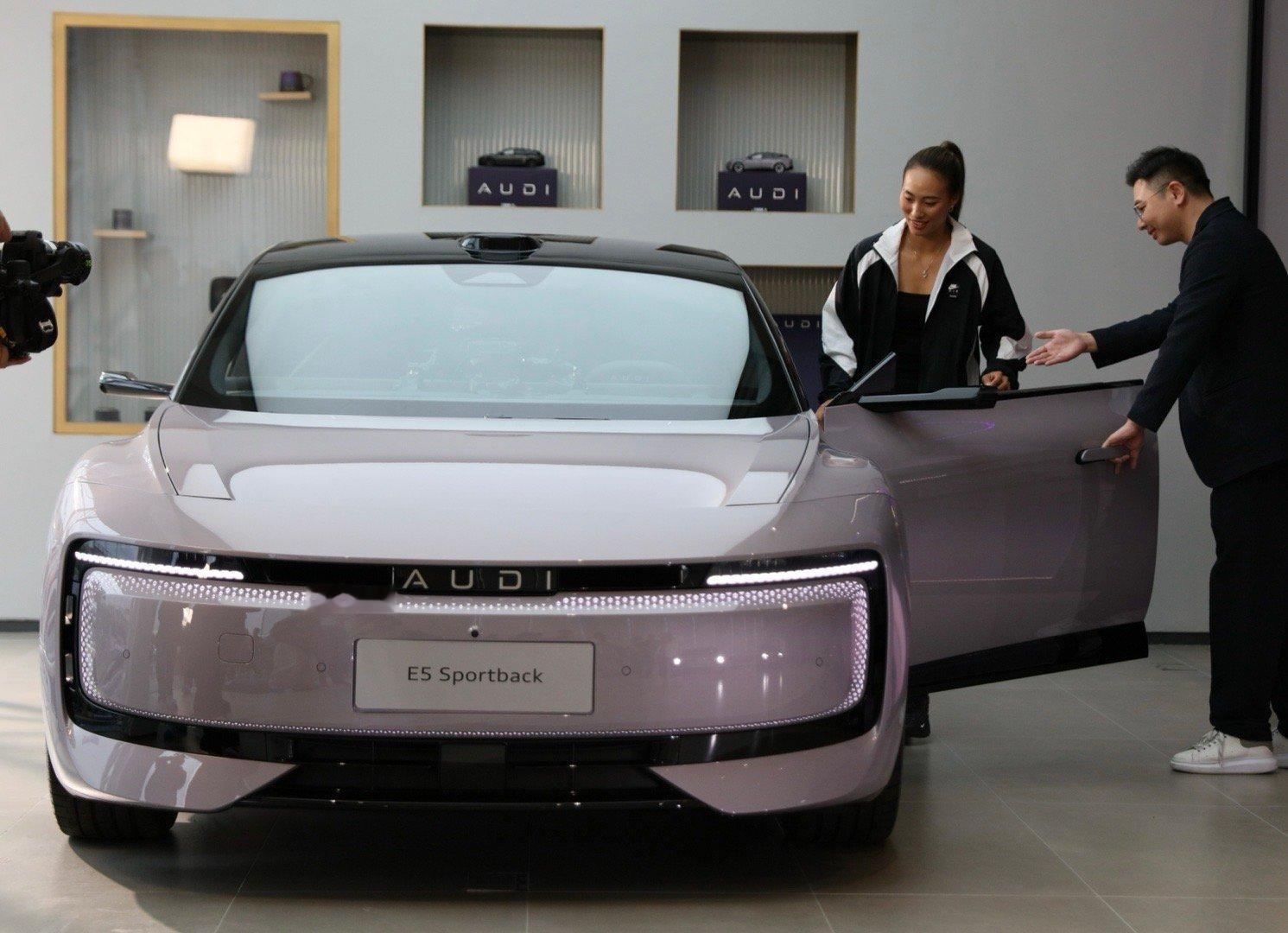 代言一周年，郑钦文解锁奥迪 E5 车主新身份！以顶尖运动员的极致标准，亲测座舱舒