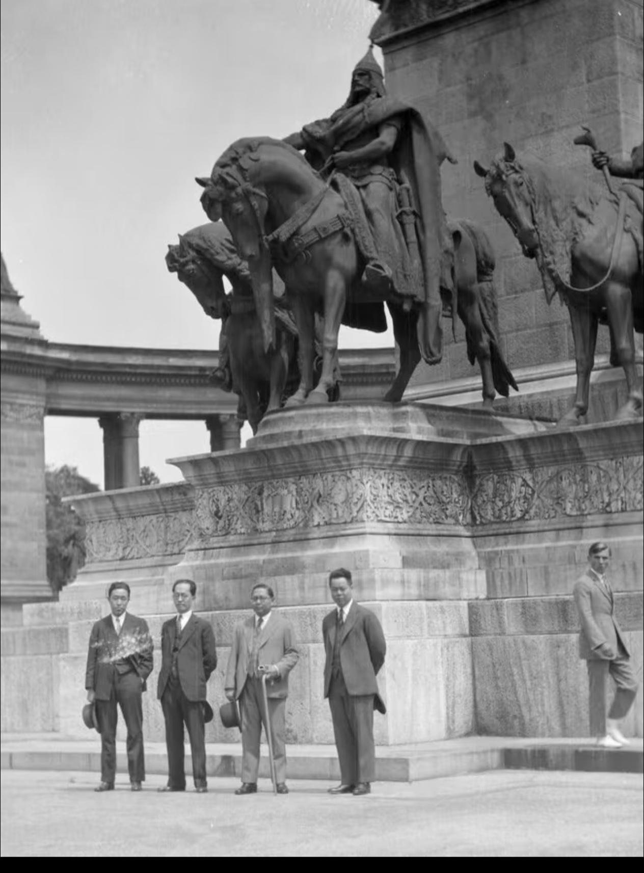 1928年，与蒋介石斗争失败的胡汉民，和孙科等人在布达佩斯英雄广场合影。胡汉民作