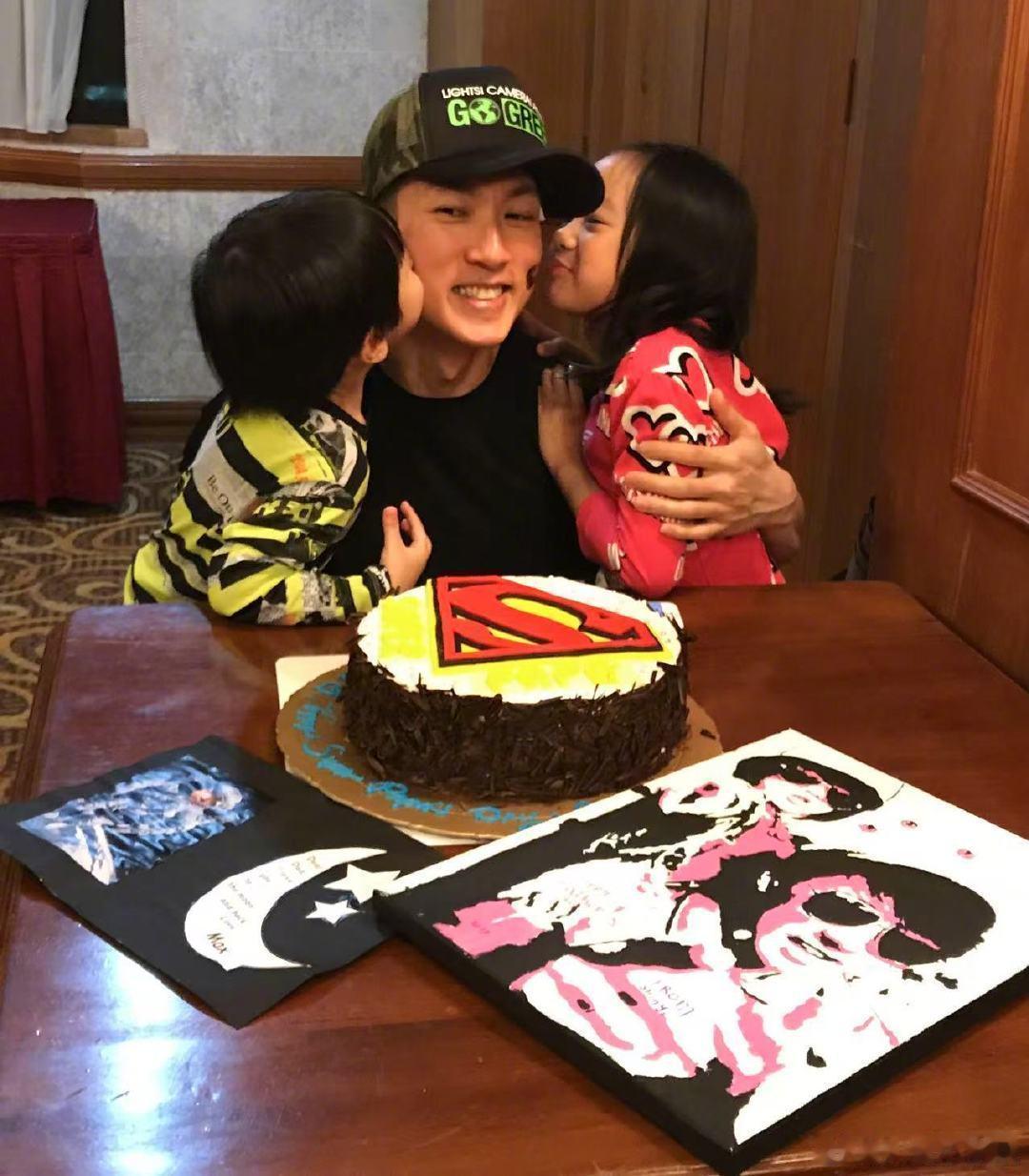 吴尊一家四口一起过生日恋爱兄妹全员双箭头这也太巧了 好幸福的一家人[抱一抱][抱