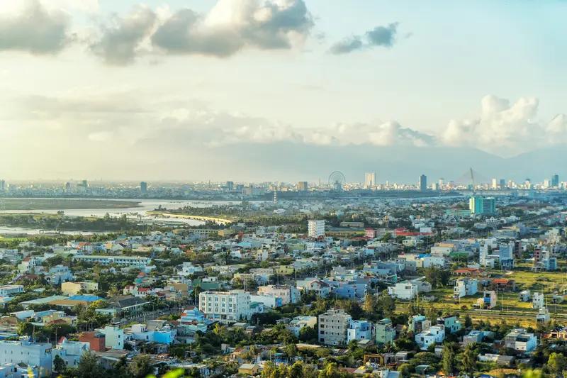 越南极有可能难以成为发达国家。一方面，美国对其有所防范，中国对其保持警惕；另一方