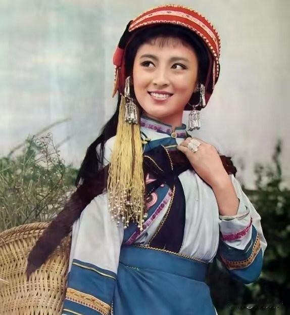 见过她风华绝代，也守她半生疯癫！这才是人间至真的爱情。世人多爱佳人巅峰芳华，极少