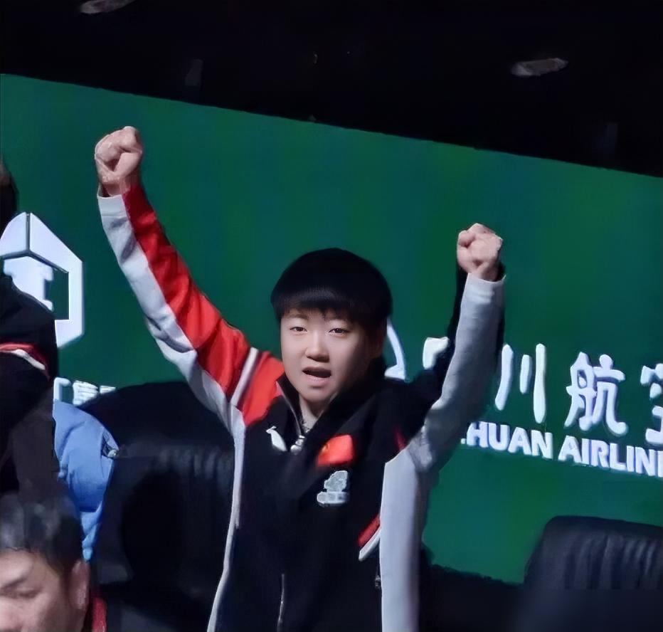 我敢肯定，
​
不仅球迷没有想到，
​
就连王楚钦也很意外，场边坐着
​
这个瞬