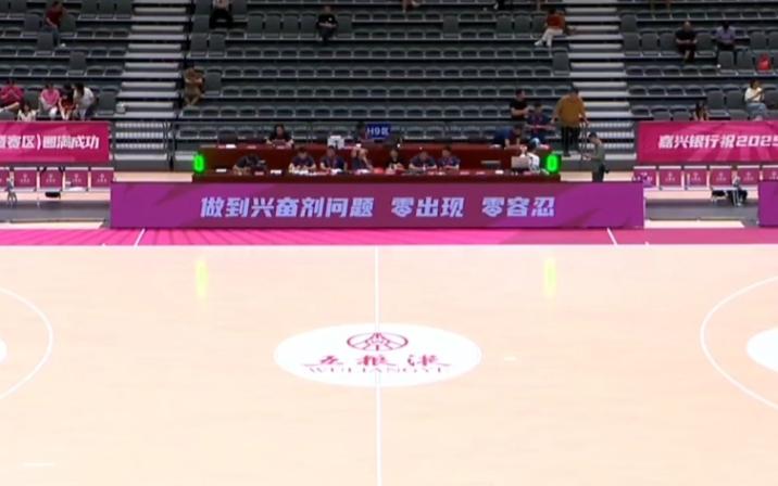 女篮全锦赛，
大宝贝刘禹彤镇篮下，
38岁的阿姨黄靖助力上海女篮，
上海女篮艰难