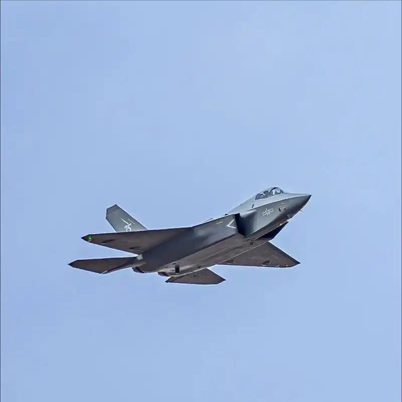 歼-35和F-35到底谁更厉害？不夸张的说，歼35对F35就是全面碾压，从动力到
