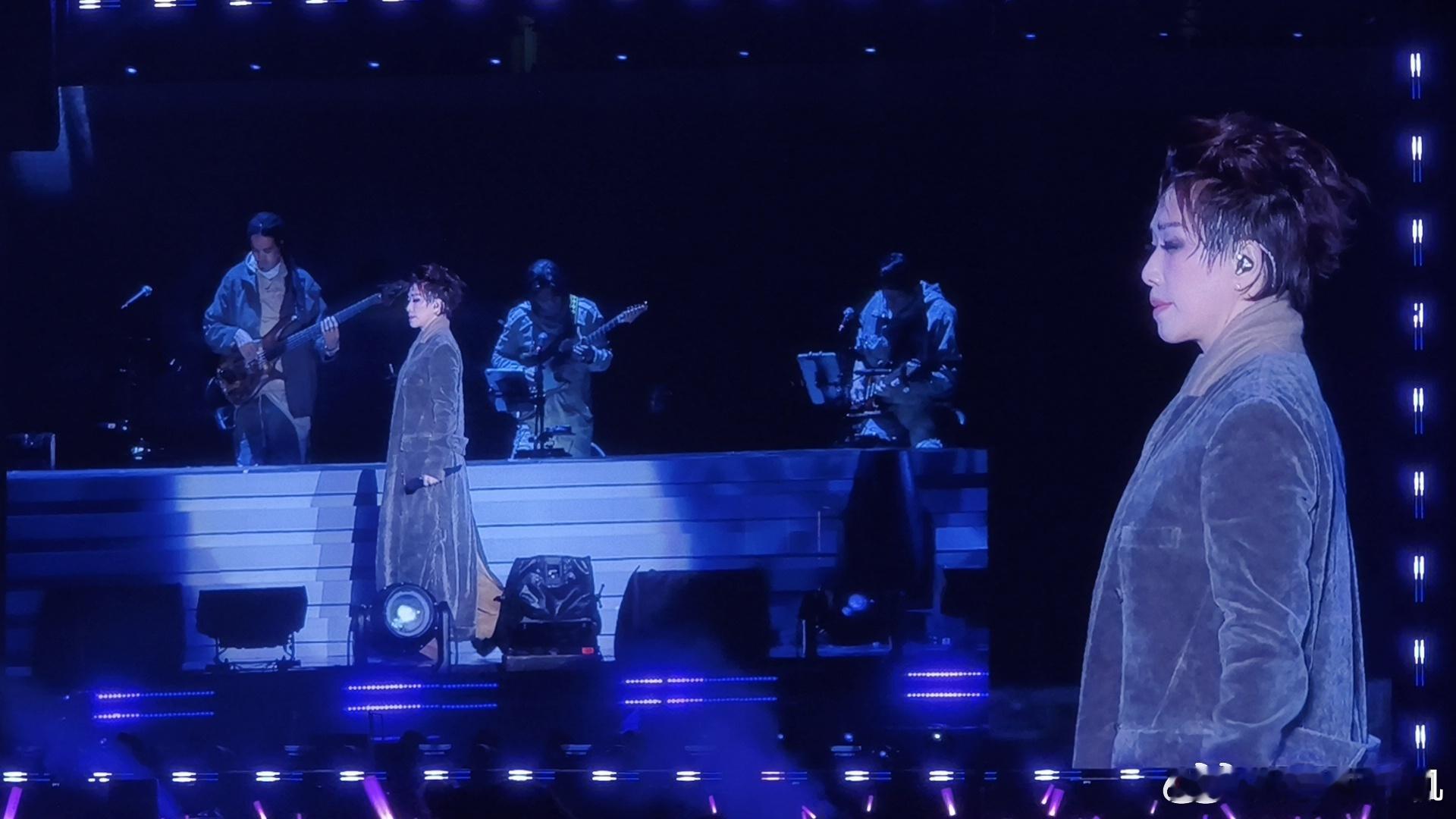 林忆莲哭了 她用音乐和真心打动每一位观众，这场演出不仅是听觉的享受，更是一次情感