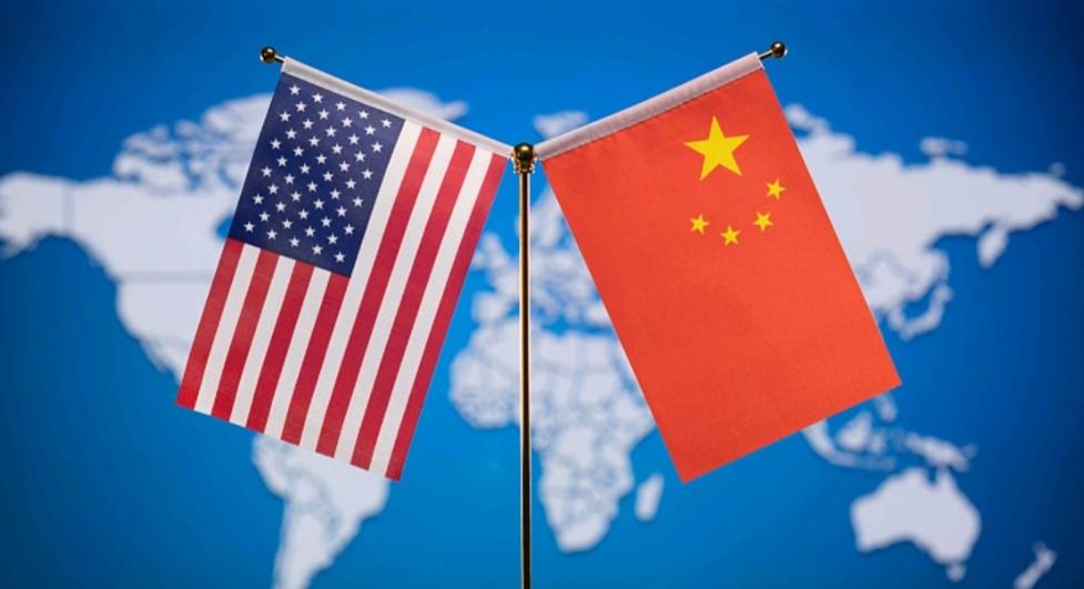 美国财政部长贝森特最近有点坐不住了，在10月16日的新闻发布会上，他公开指责中国
