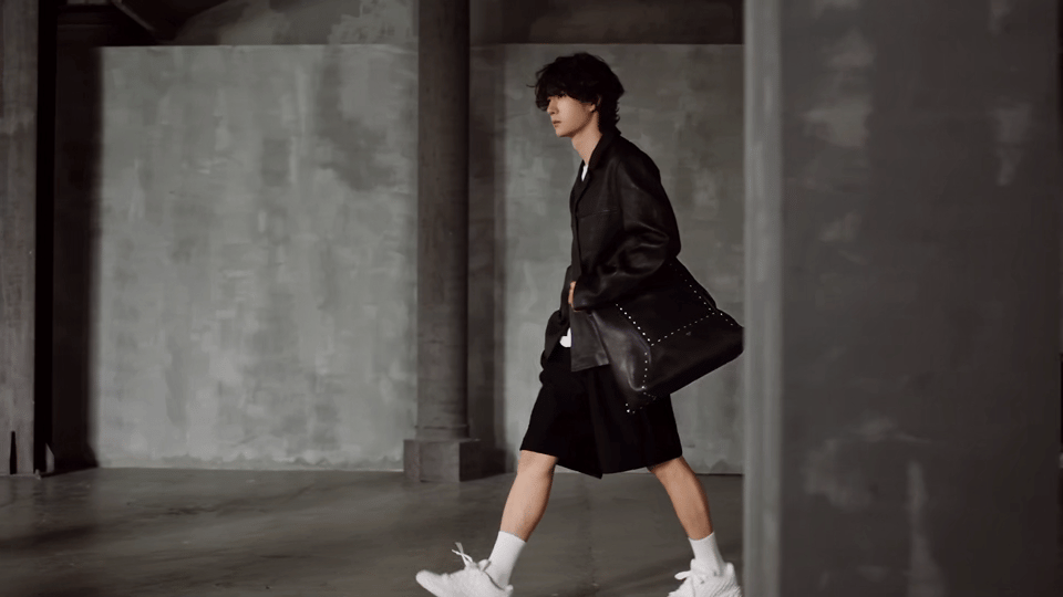 王一博 in JIMMY CHOO 📹 8月地广刚铺展开，9月新广告片又来了！