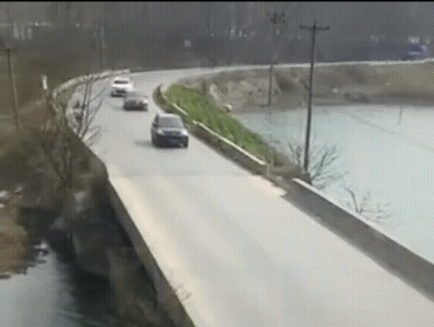 那么小的一个缺口，车子都没有擦边就下去了。
这个情况，皆有可能是司机突然打了个“