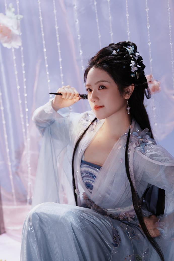 李兰迪 我看你像奥特曼 李兰迪真的是很喜欢奥特曼了吧，所以收到奥特曼拼豆。不过粉