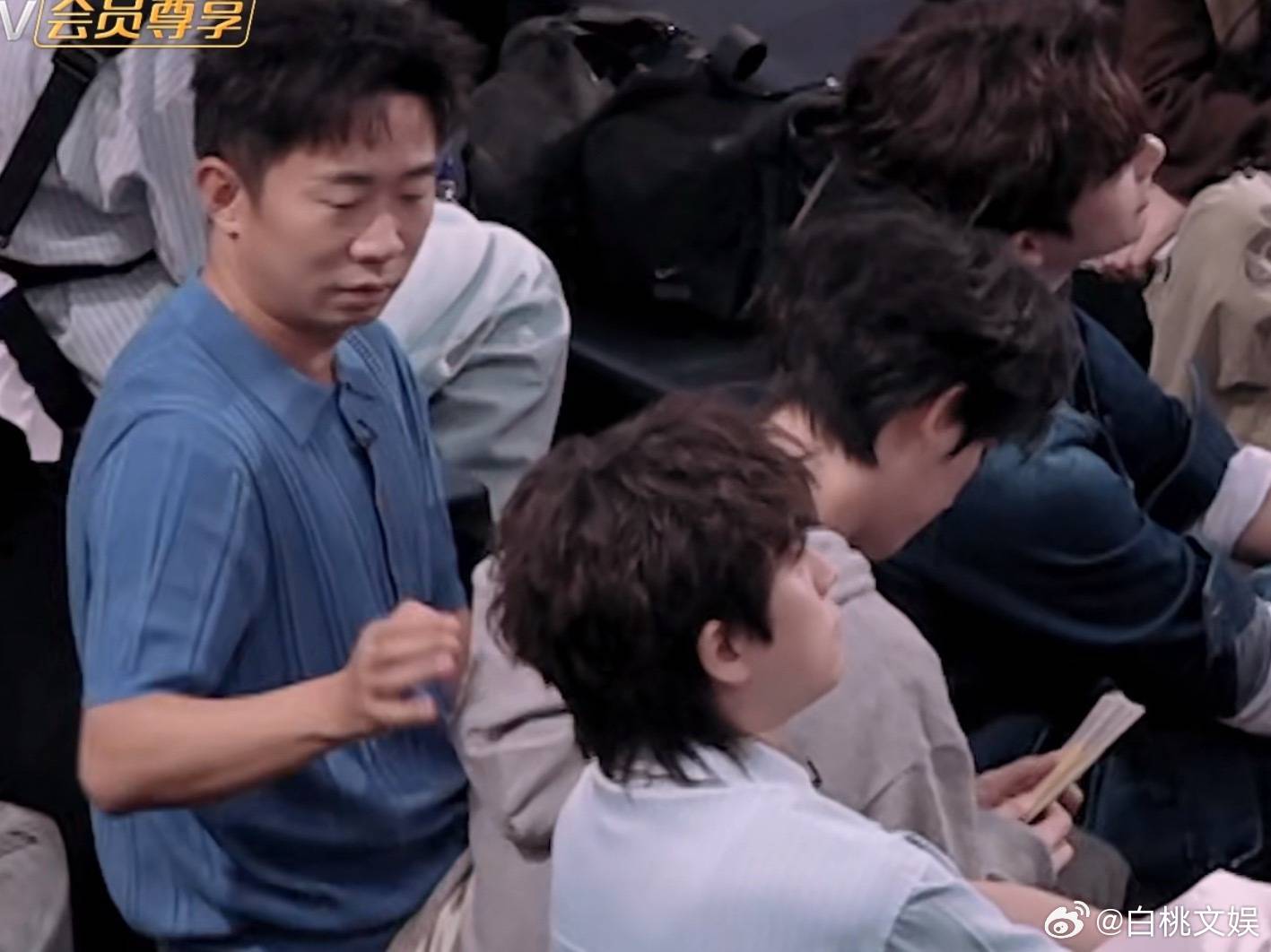 王安宇以为手机被丁程鑫拿走丁程鑫我有手机代言我偷你手机 王安宇手机丢了，看丁程鑫
