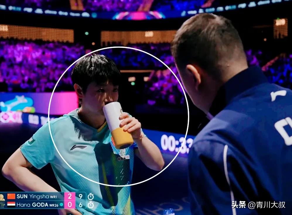 莎莎今天打的这么难，在我看来有三个原因！

首先从莎莎喝热水和去更衣室来看，
可