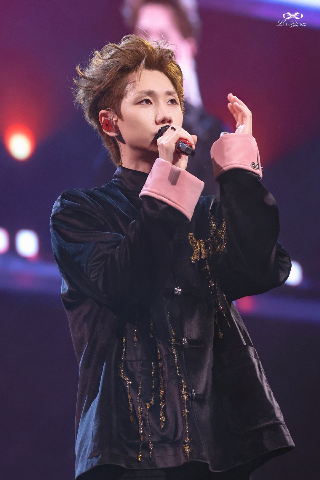 汪苏泷演唱会从幕后跑到台前 VCR里越来越近的身影，舞台上一句郑重的“我爱你”。