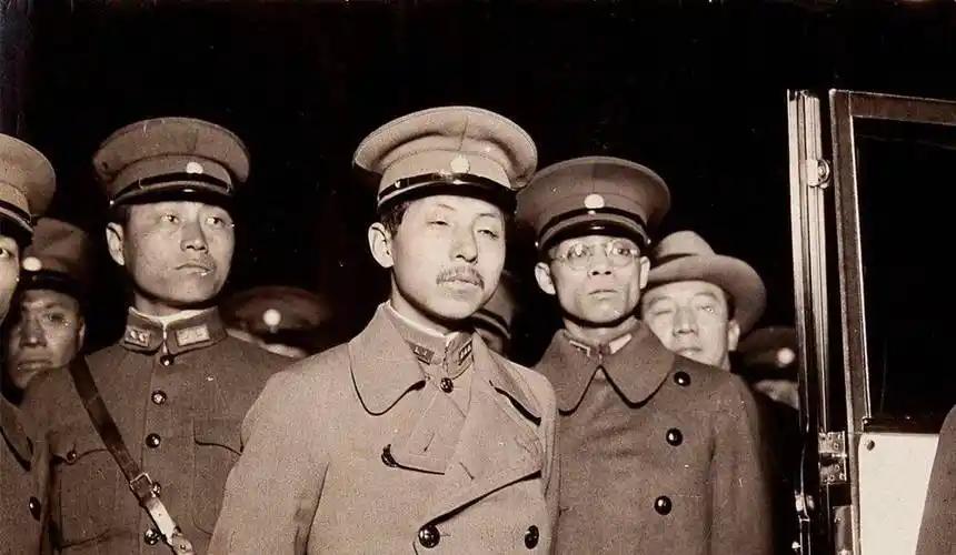 25岁张学良，居然敢当着末代皇帝溥仪的面，劝他别再装皇帝？
1926年天津一间小