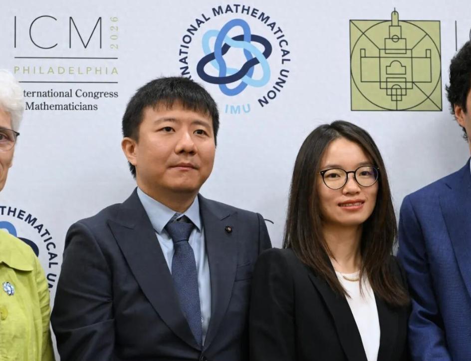 大多数中国人为王虹、邓煜获得菲尔兹奖高兴，但也有些华人如丧考妣！
 
这两天，看