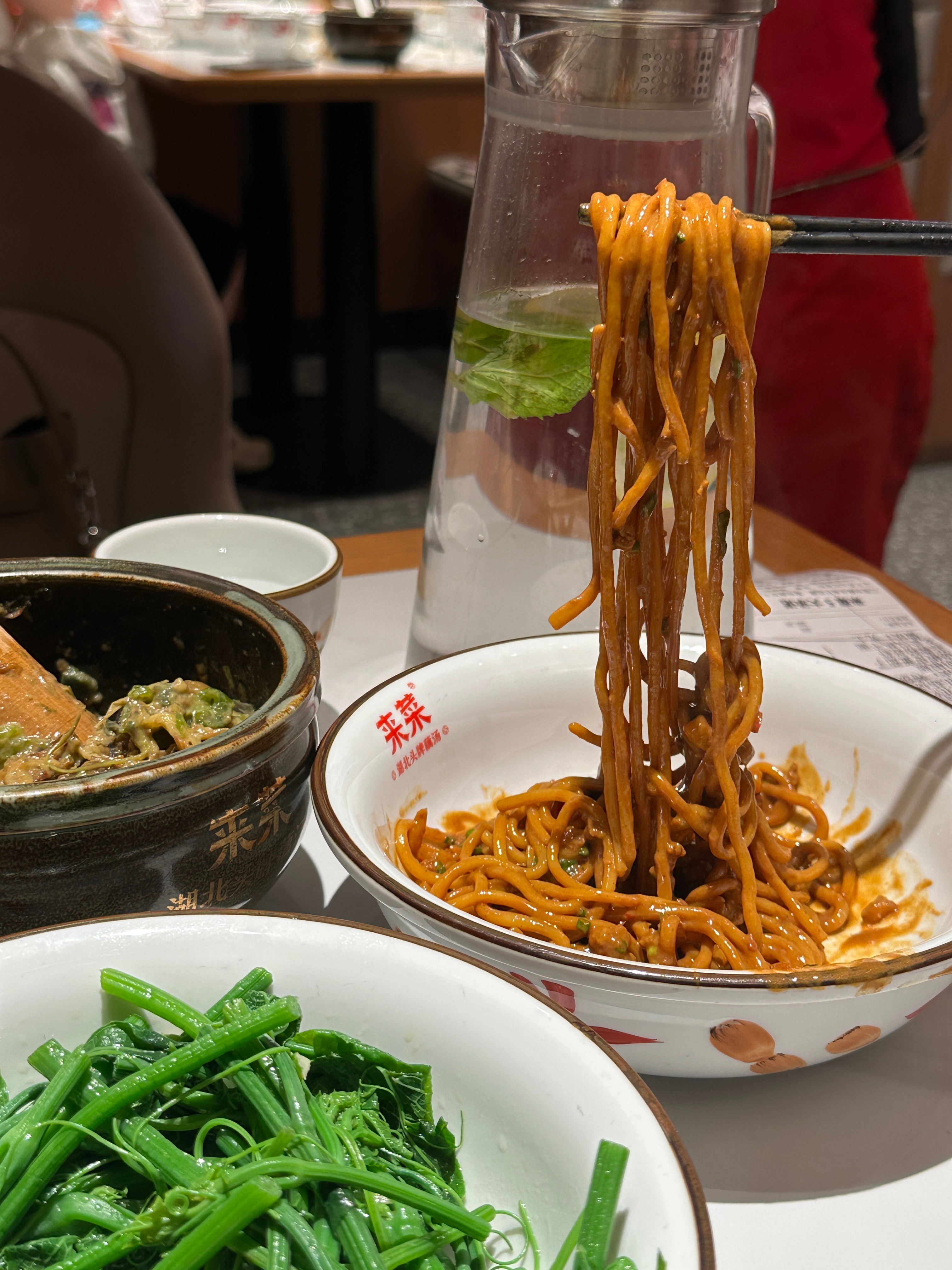我姐从广州来找我 王璐璐从珠海来找我下班之后我们一起逛街 去吃了来菜虽然排队排了