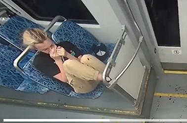 23岁的乌克兰女子在美国公交车上被杀，令人震惊！众目睽睽之下，车上还有多名乘客，