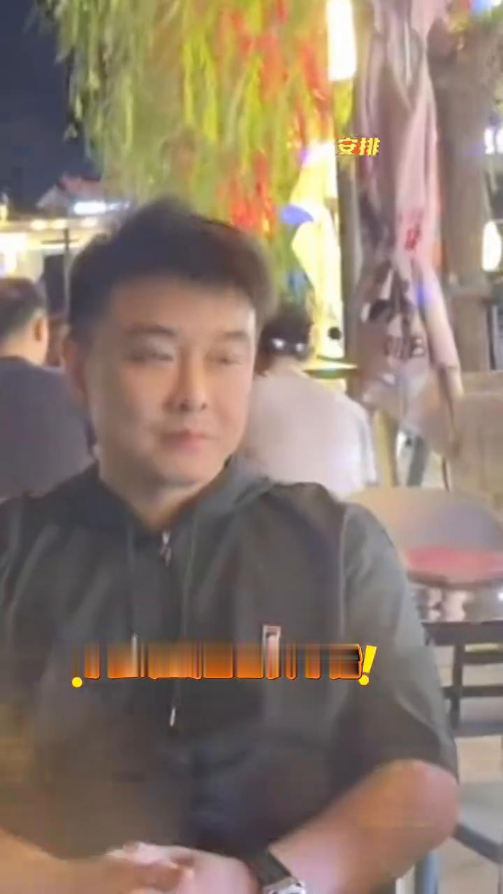 川中。
没有比赛的王皓真是阳光年轻。比赛时候的白告真的好紧张。不上班的白告真不错