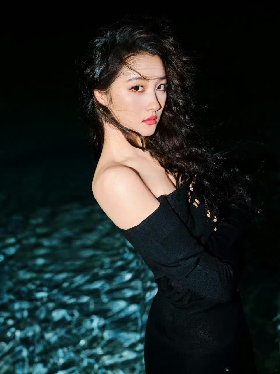 关晓彤第二套好辣黑色小露真的超级好看关晓彤请保持哦 ​​​