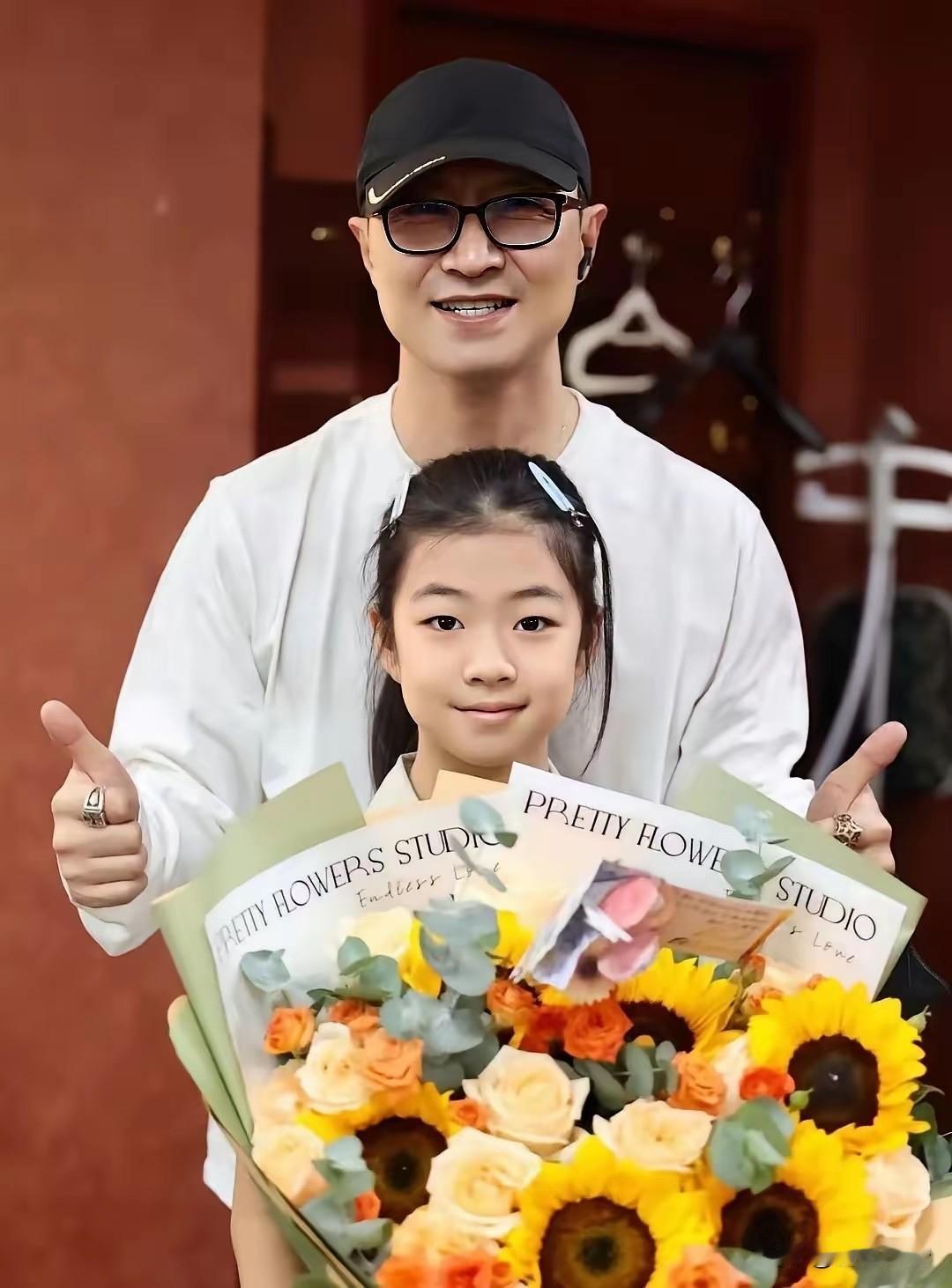 现在全网zui开心的人
应该不是章子怡，而是汪峰
不是因为他也挣了3个亿，而是因