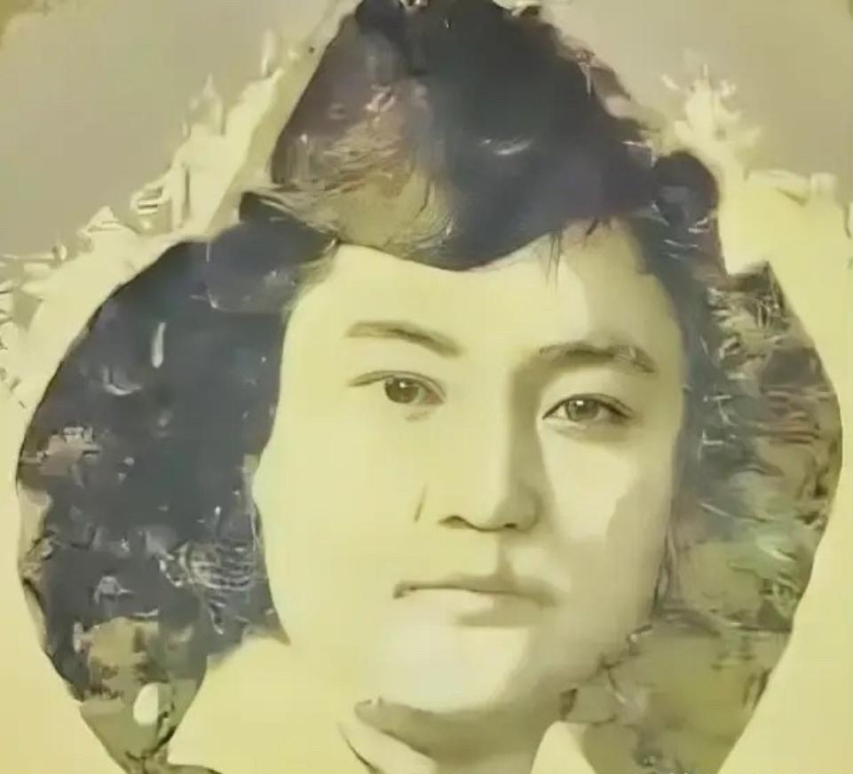 1940年，军统女特工王宝云被绑在老虎凳上，已经加到第三块砖，她疼得大汗淋漓。日