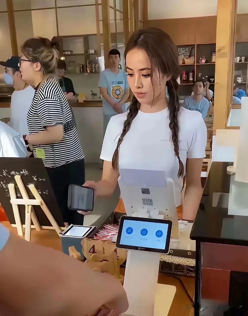 彭于晏否认了和蔡依林的恋情。但是蔡依林如今越来越清纯可爱了，他的外表改变也算是成