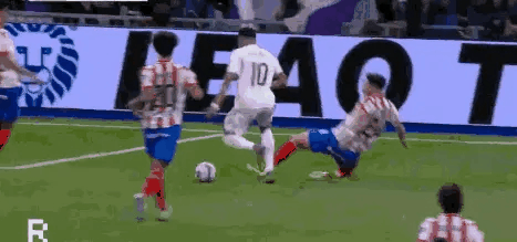 姆巴佩也是被维尼修斯上身了！该跳跳，该演演。就是这么任性，裁判你看着办吧！
皇马