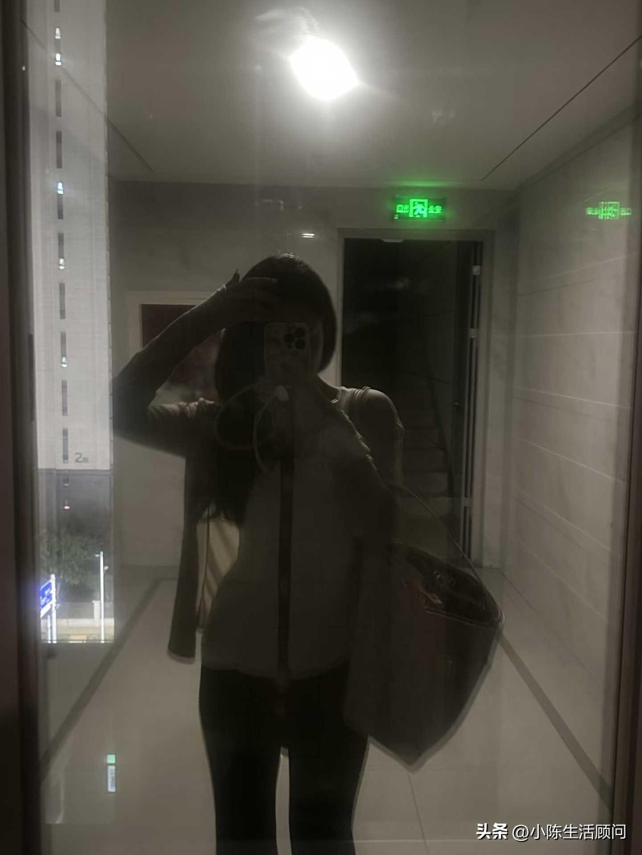 夜晚的灯总比阳光诚实，照出那些藏不住的疲惫。回家已是目前唯一的执念……