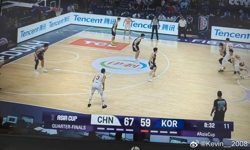 胡明轩状态怎么这么差？运球时间快到了甩给队友，投了大概10次篮一个都没进，挡拆完