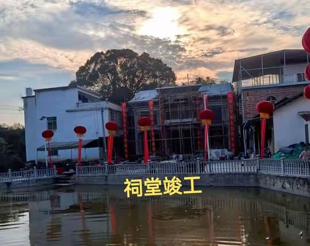 樊振东给老家捐款的祠堂，
终于竣工了！

风景真不错，
背面有山，
前面是池塘，