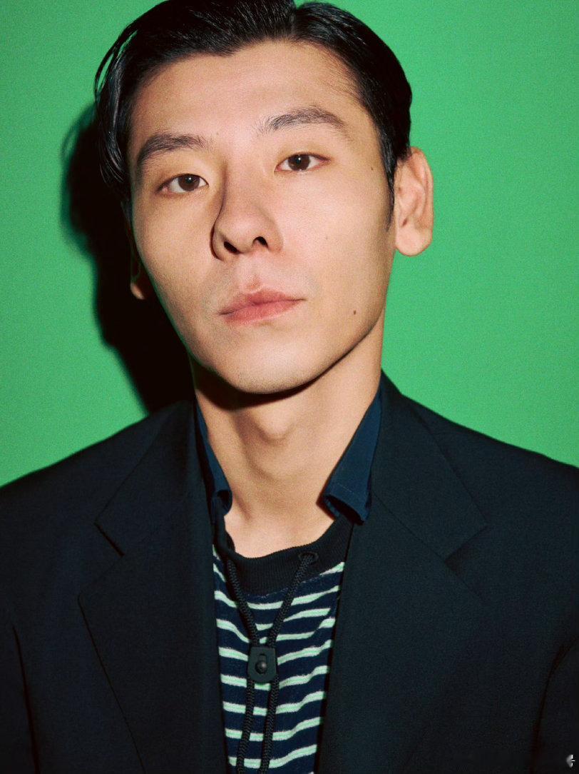 蒋奇明瞅啥呢 别人“失踪”可能是偷懒，蒋奇明“失踪”是在角落研究片子。就是这研究