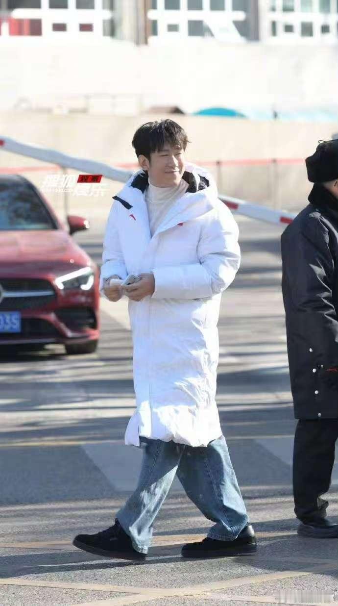 于洋这可是央视 于洋在央视舞台上，那松弛的模样就像在小区里遛弯，太有范儿啦！ 