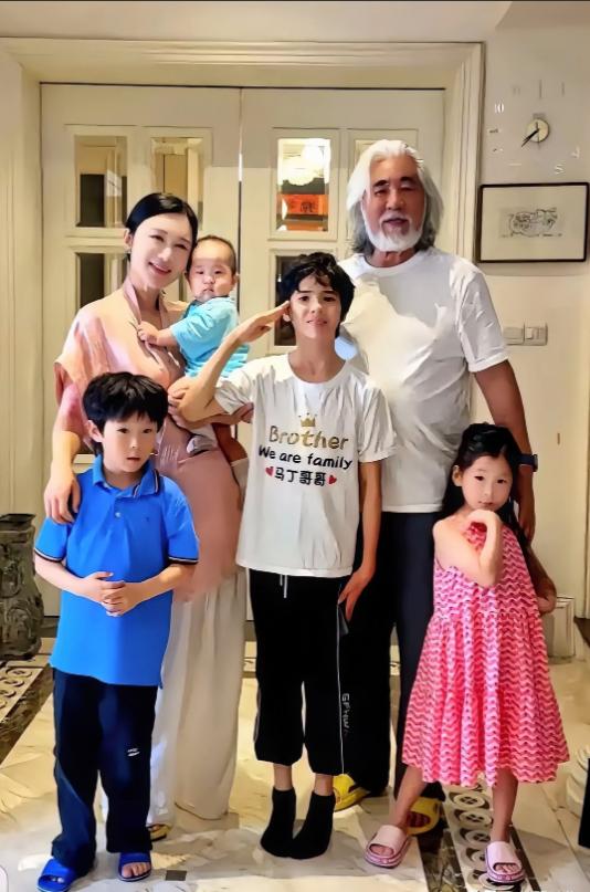 张纪中这下笑不出来了

不是娇妻杜星霖嫌弃他了

而是生了这么多孩子，却越来越不