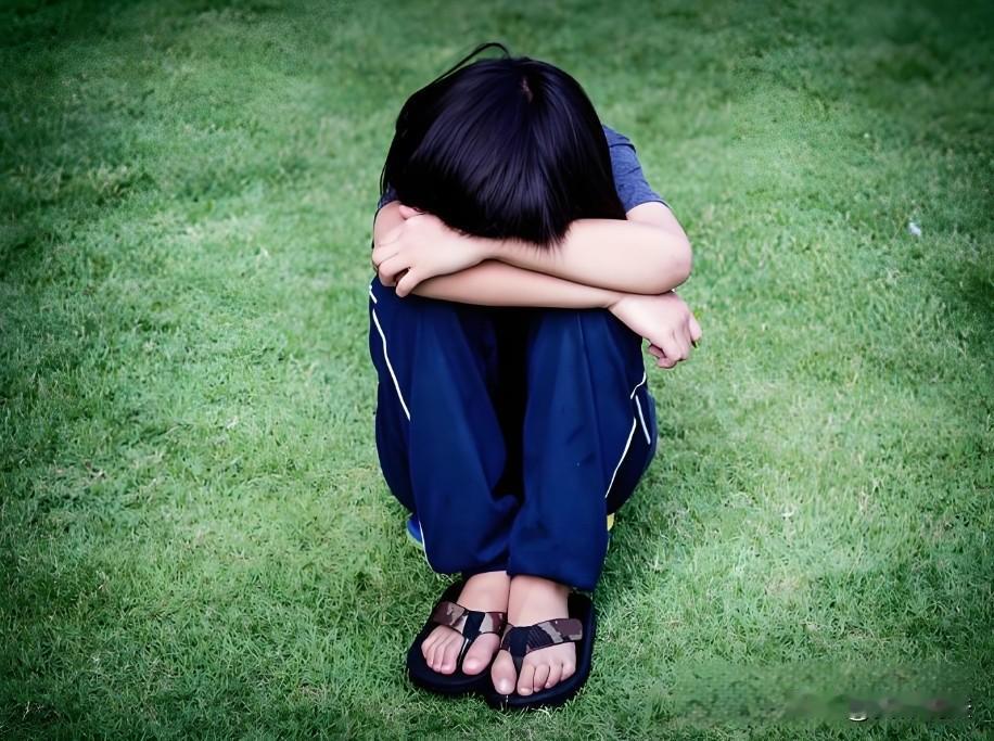 广州阳江，11岁男生上体育课捣乱，被体育老师打了一巴掌，耳聋了。事后，家长报警，