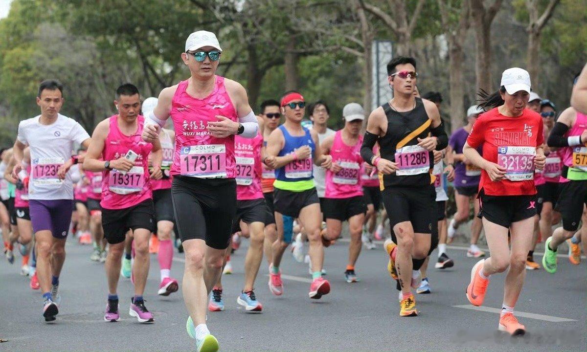 说说你跑步中的第二次呼吸跑步时，遭遇“极点”，呼吸急促、四肢沉重。但咬牙坚持，调