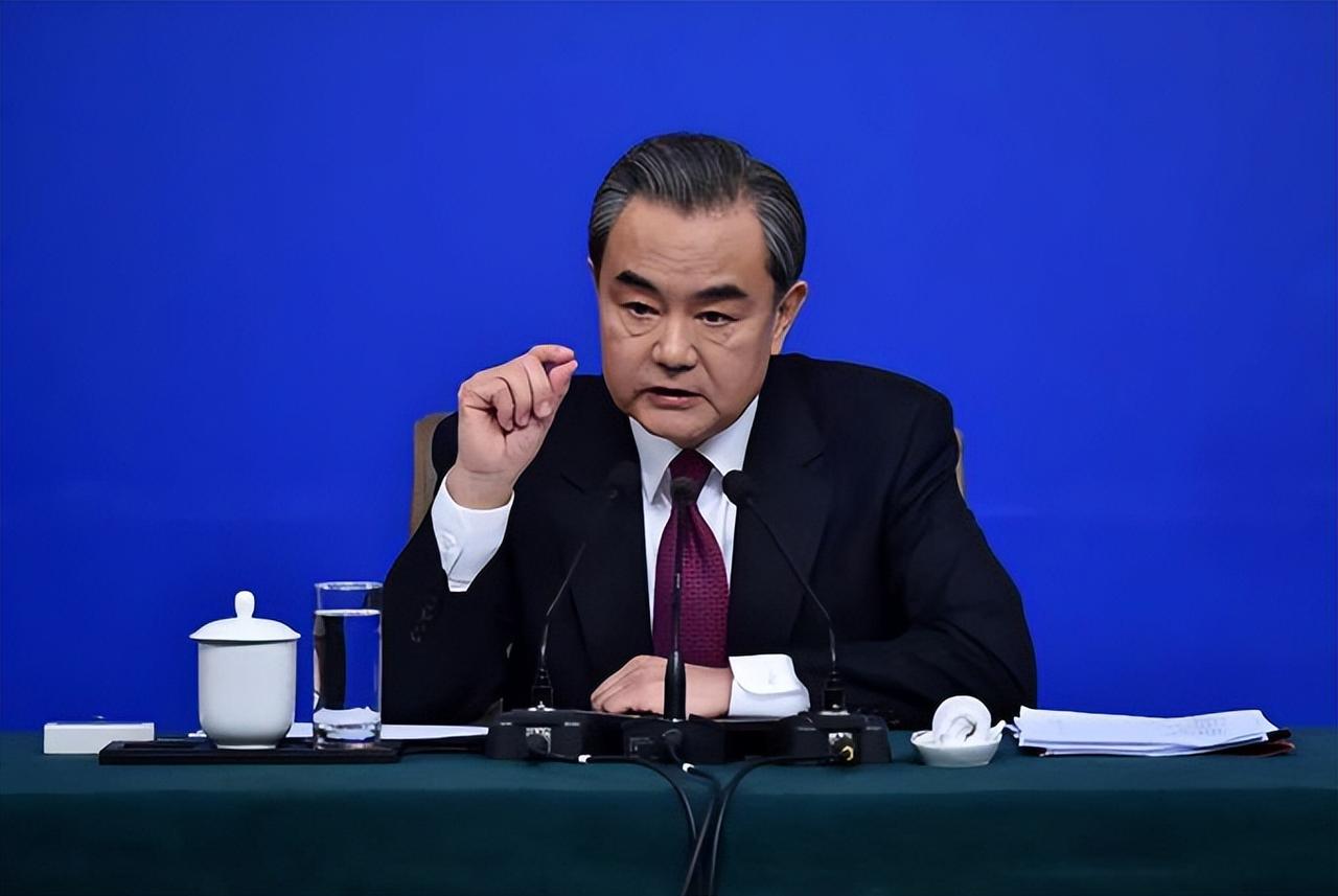 日本政客最近急得像热锅上的蚂蚁，满世界找中国外长求“偶遇”。可咱们压根没给眼神，