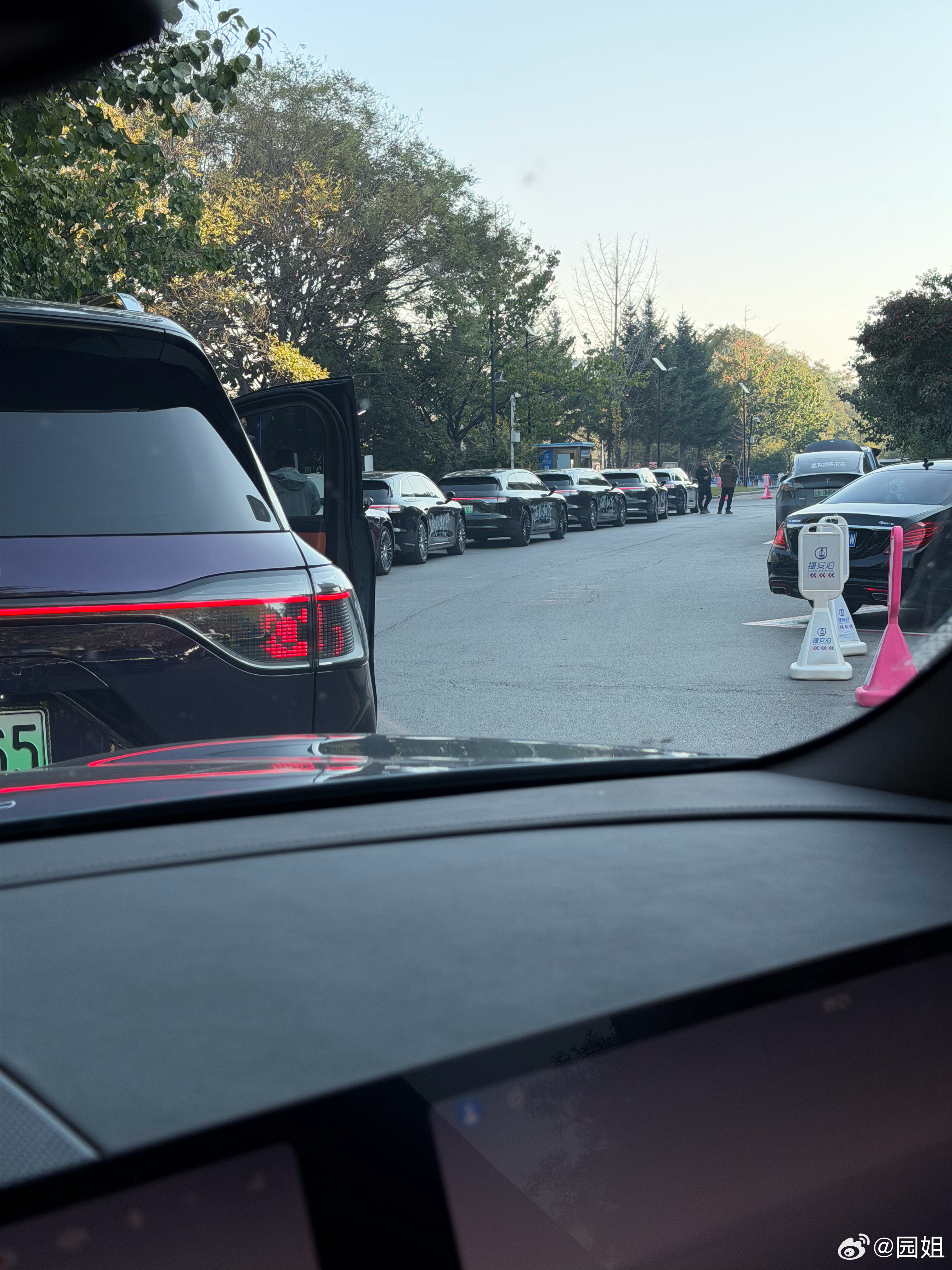 车队准备好了，如果今天路上看到贴着驭见人生旷野车贴的车队，那就是我们了[哆啦A梦