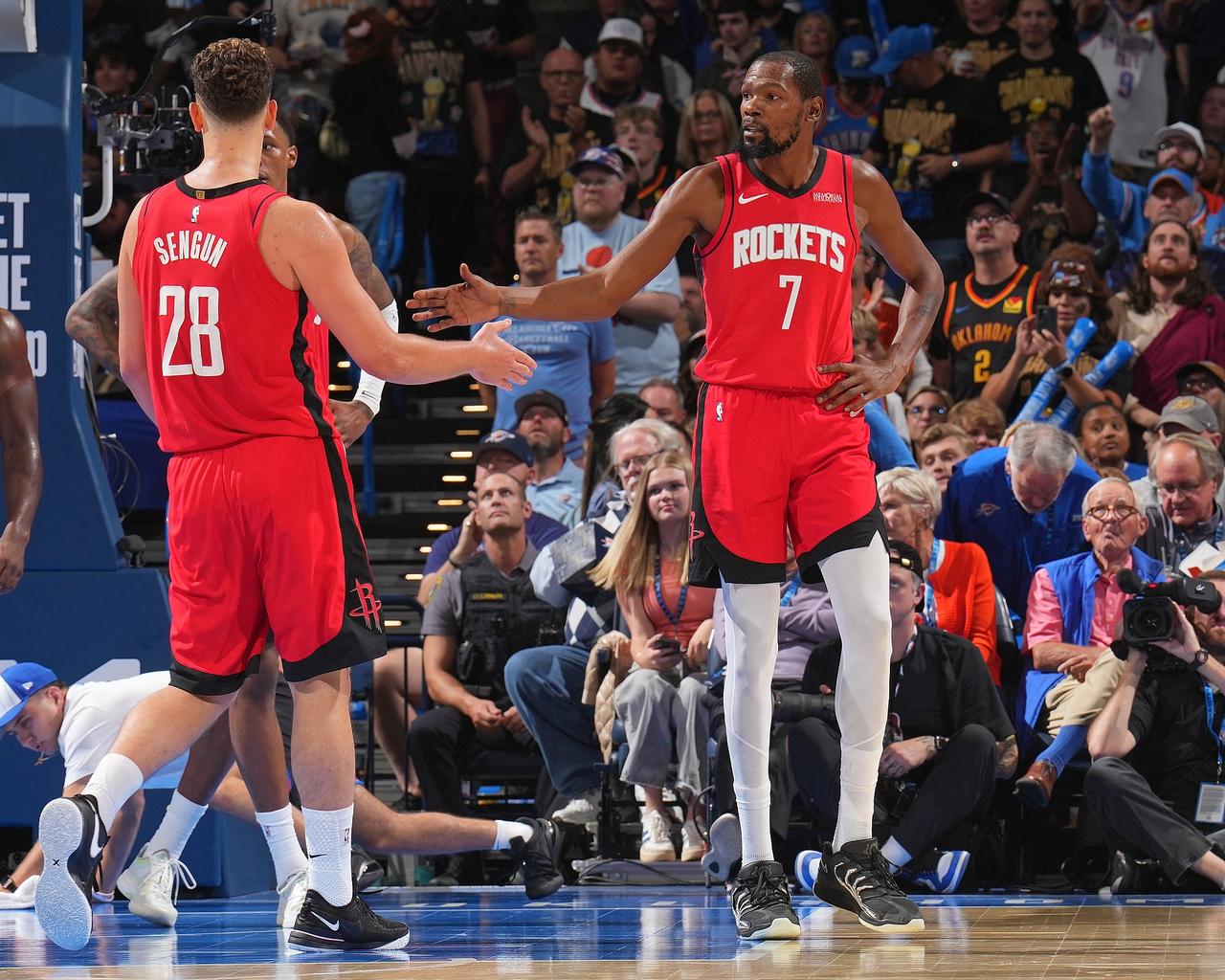 在刚刚结束的NBA赛季里，火箭队的中锋阿尔佩伦·申京场均可以贡献6.2次助攻，他