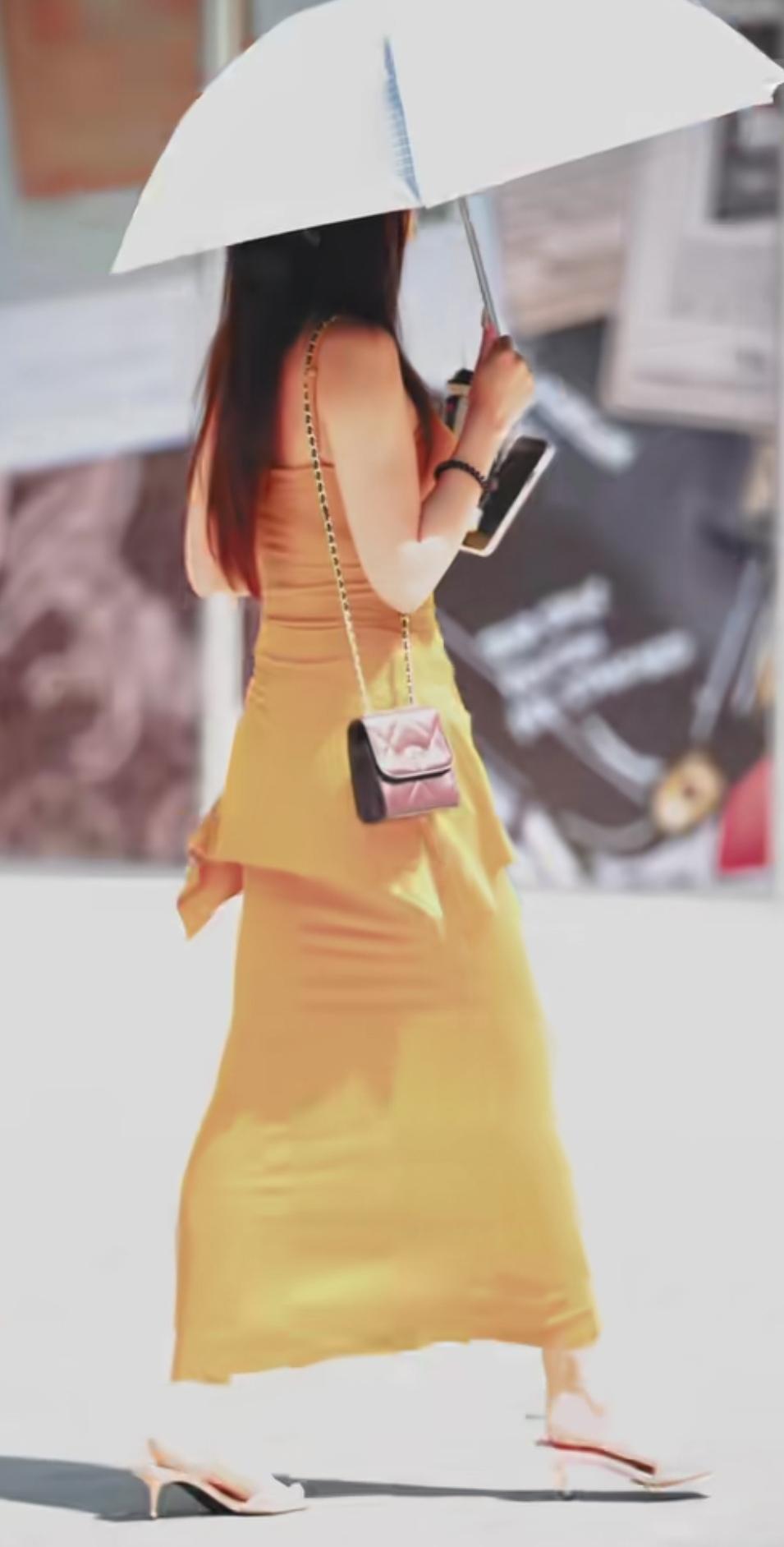 谢谢邀请，试对下联：

上联：绿叶重重美，
下联：红花朵朵娇。

上联“绿叶重重