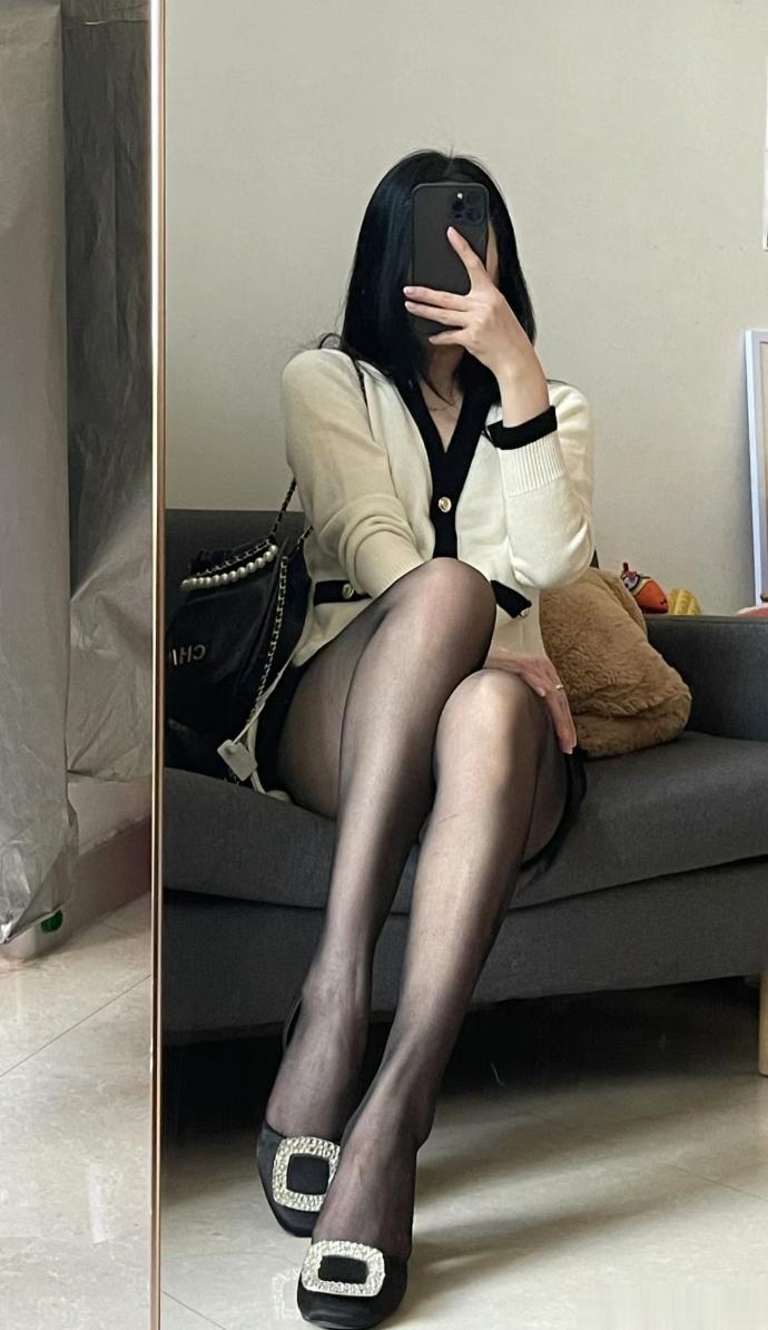 这么晚还不睡的去评论区冒个泡[羞嗒嗒] ​​​