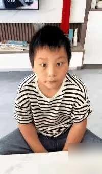 这个男孩火了！说实话，看到这新闻我第一反应不是“萌”，是心疼——我娃小时候也干过