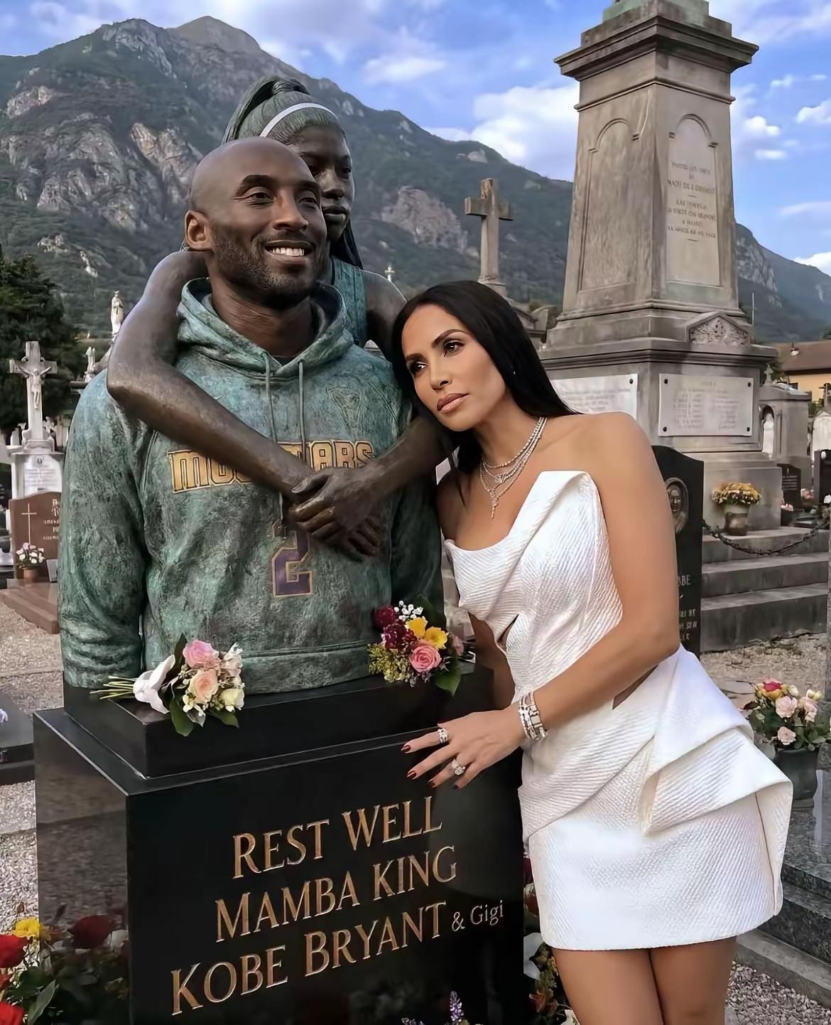 科比坠机六周年，瓦妮莎去墓地和科比的雕像合了影！

可以看到科比和女儿雕像很形象