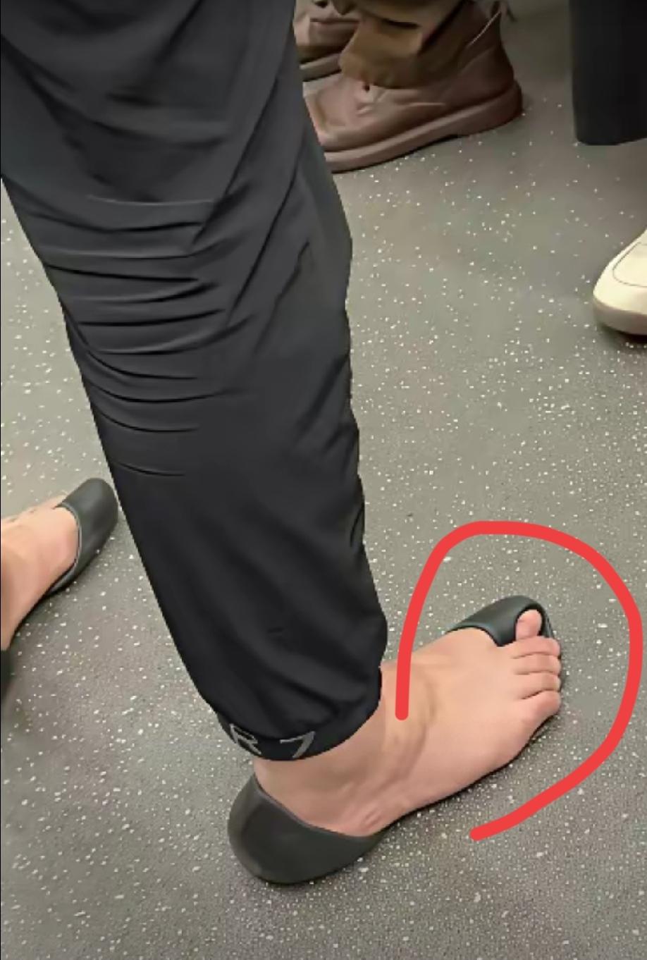 你知道这双拖鞋多少钱吗？
这可是巴黎世家和Scholl联名的夹趾凉拖。

他家热