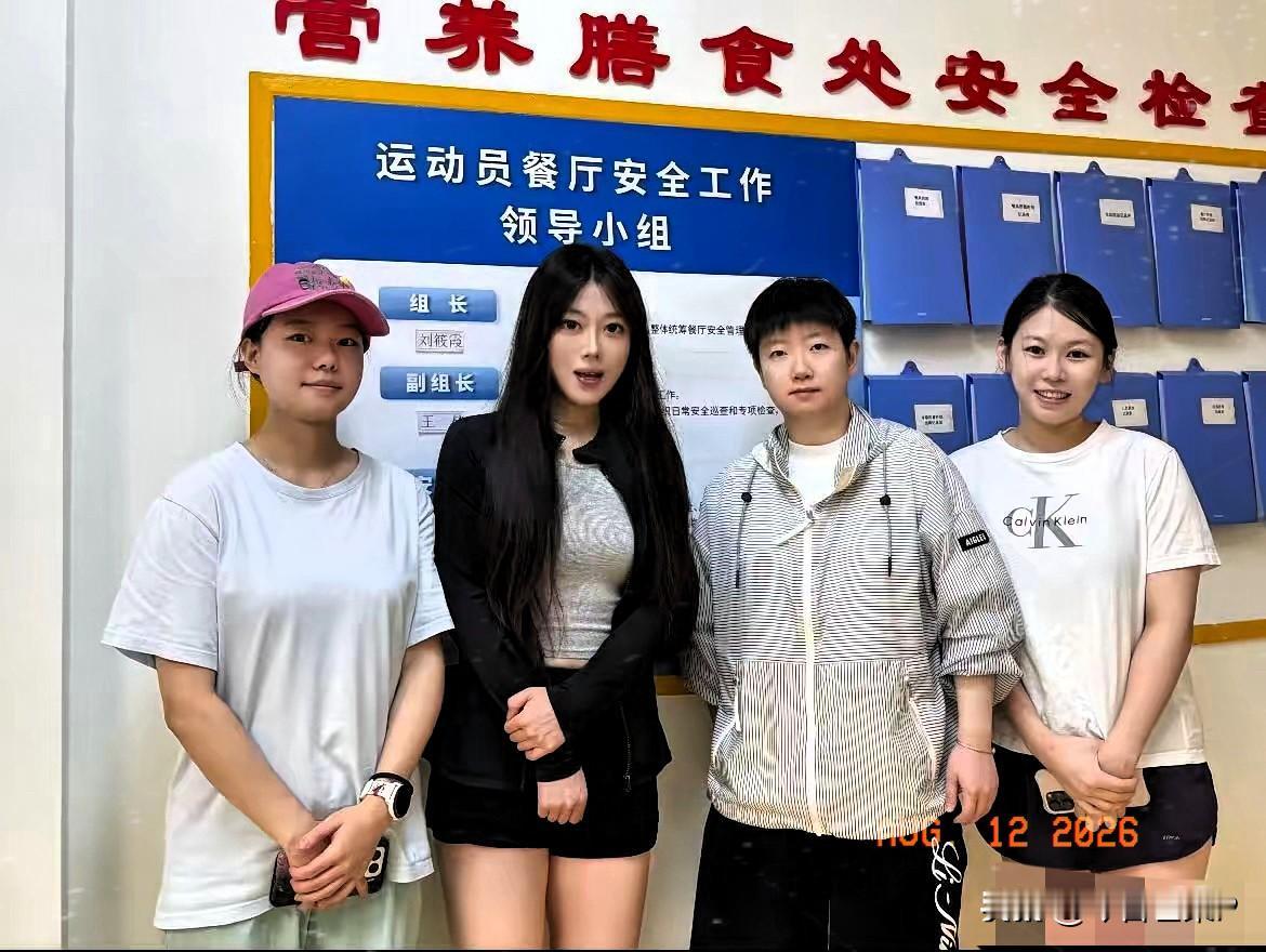 8月12日，新鲜出现的莎莎。
看到莎莎出现，很开心，看背景应该是在体育总局食堂或
