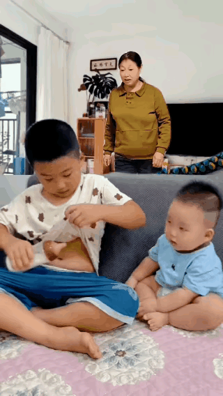这孩子真的是聪明，妈妈不在家，看他怎么哄弟弟的，弟弟长大了看到这段会不会有yin