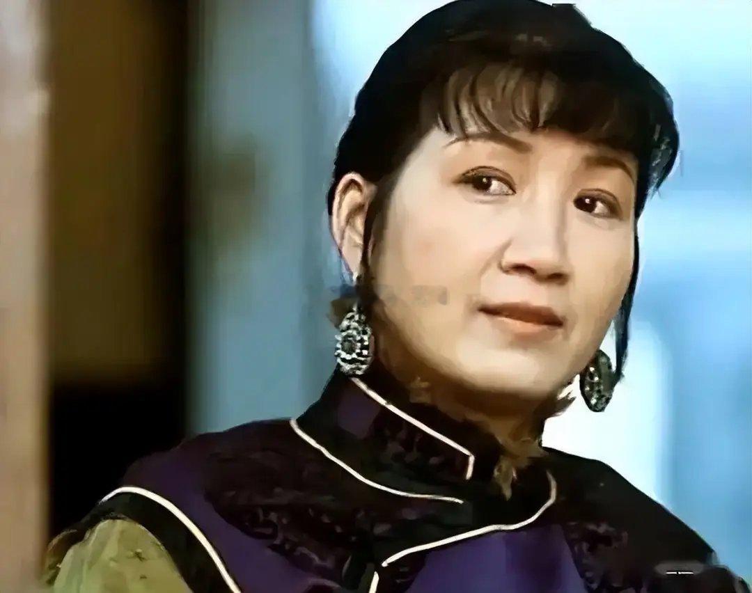 提到曹翠芬，就会想起那个满脸慈祥的奶奶。她是《大红灯笼高高挂》里面的二太太，也是