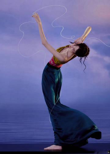 张艺凡elle造型张艺凡斜肩蝴蝶结裙 张艺凡斜肩蝴蝶结裙，好美的身体姿态 ​​​